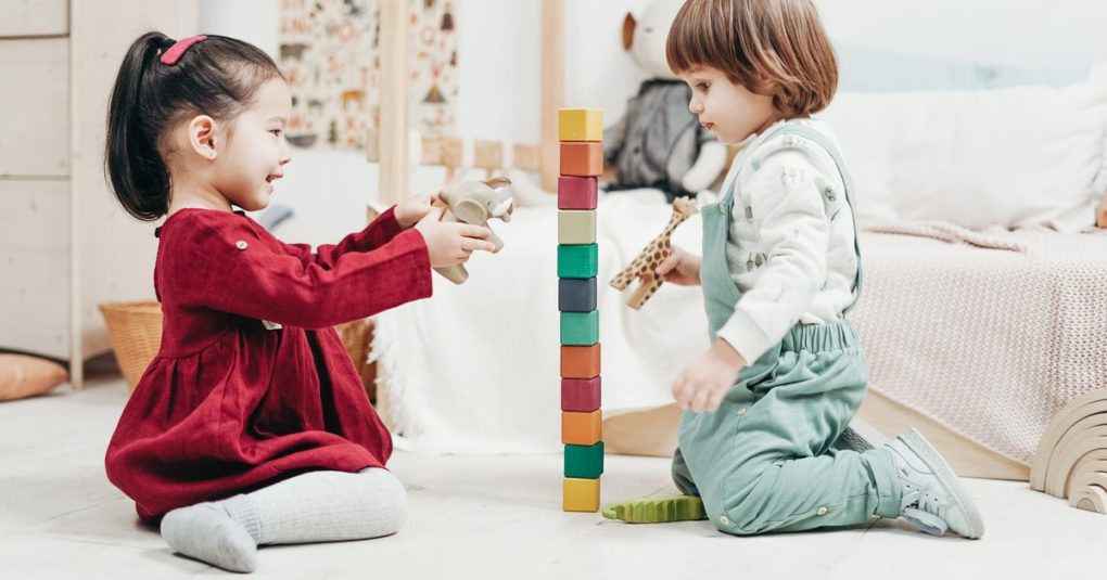 Welches Spielzeug fördert die Entwicklung von Babys + Kleinkindern?