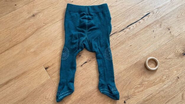 Die besten Krabbelstrumpfhosen mit Noppen für Babys - © wunschkind-community.de