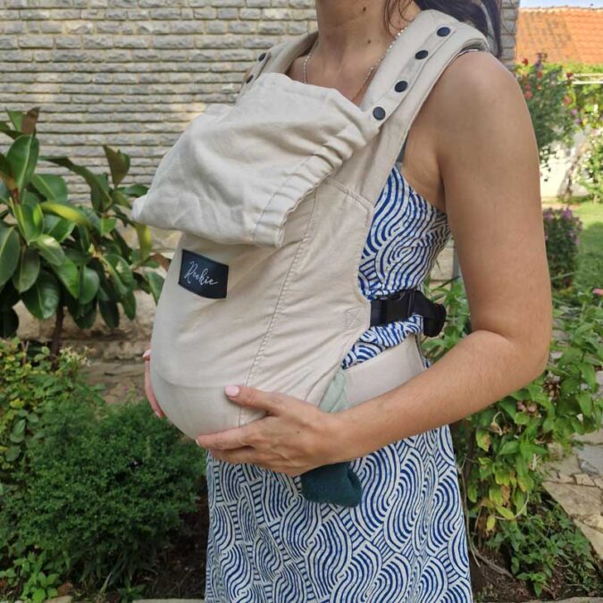 Babytrage Anhock-Spreizstellung - © Leonora Bajraktari -wunschkind-community.de