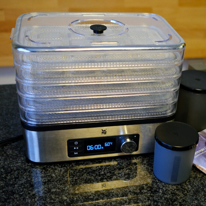 Dörrautomaten aus Edelstahl sind robust und machen auf den ersten Blick einen hochwertigen Eindruck. Die Dörrgitter müssen selbstverständlich schadstofffrei sein.